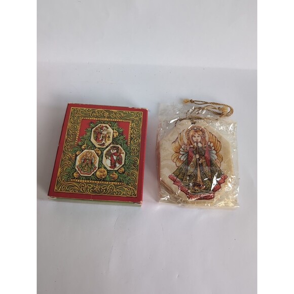 Avon Three Fragrant Tree Trimmings Mountain Pine Ornaments Vintage Sealed - Picture 1 of 6